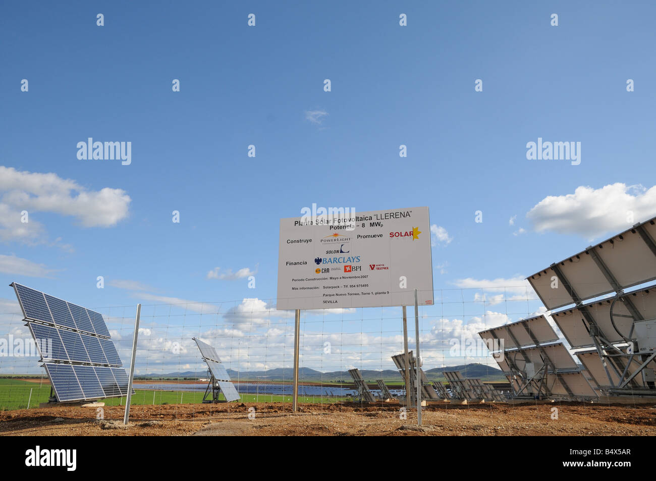 Plackard palizzata annuncio annuncio bacheca al pannello solare stazione di alimentazione impianto sulla N432 vicino a Llerena Spagna Foto Stock