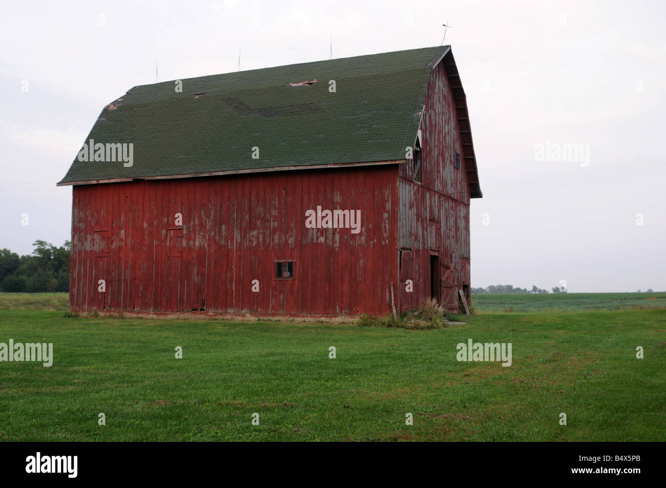 Il vecchio granaio rosso su rurale Illinos Farm USA Foto Stock