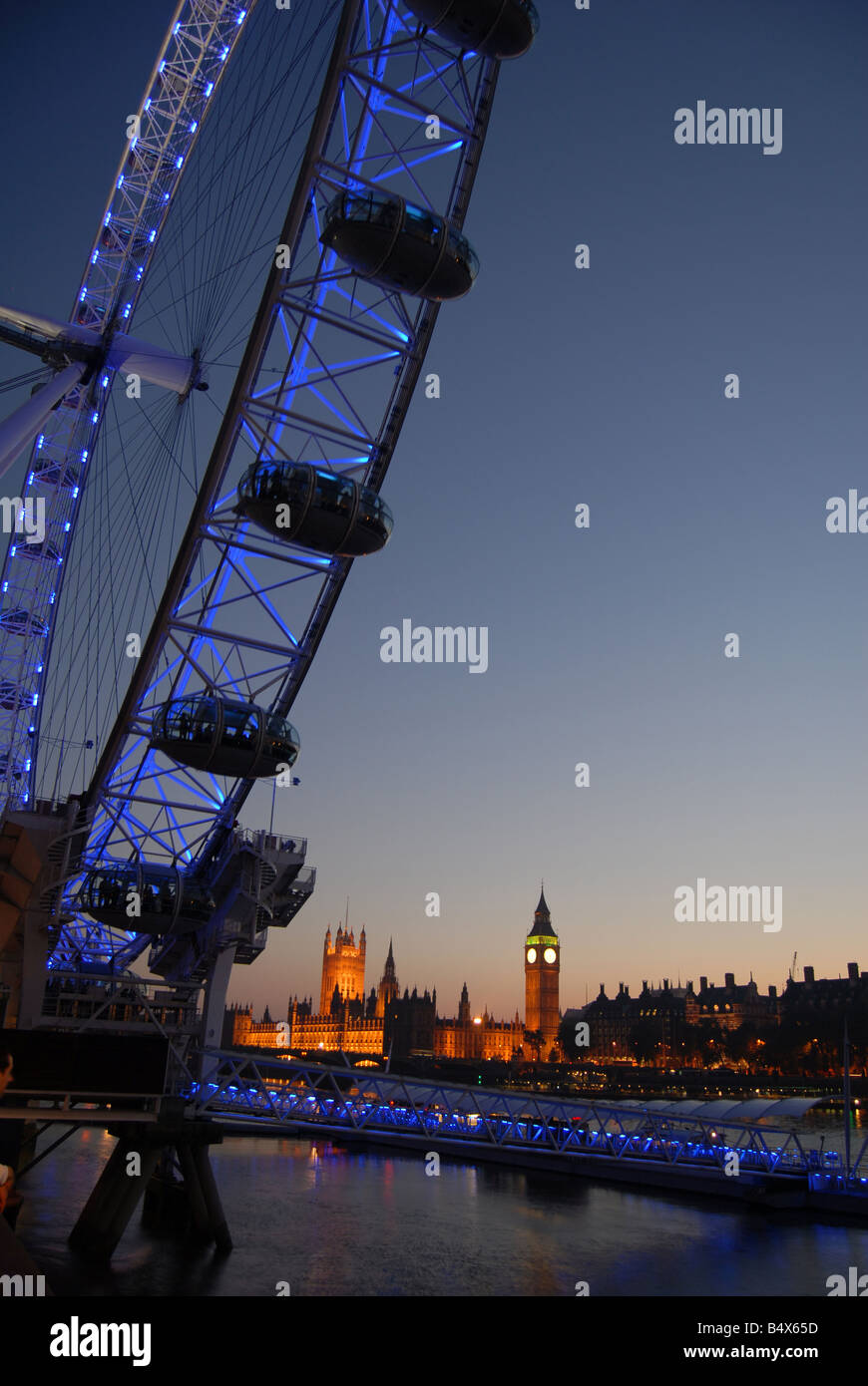 Vista della Casa del Parlamento con il London Eye in primo piano su una sera d'autunno dal Southbank, Londra, Inghilterra, Europa Foto Stock