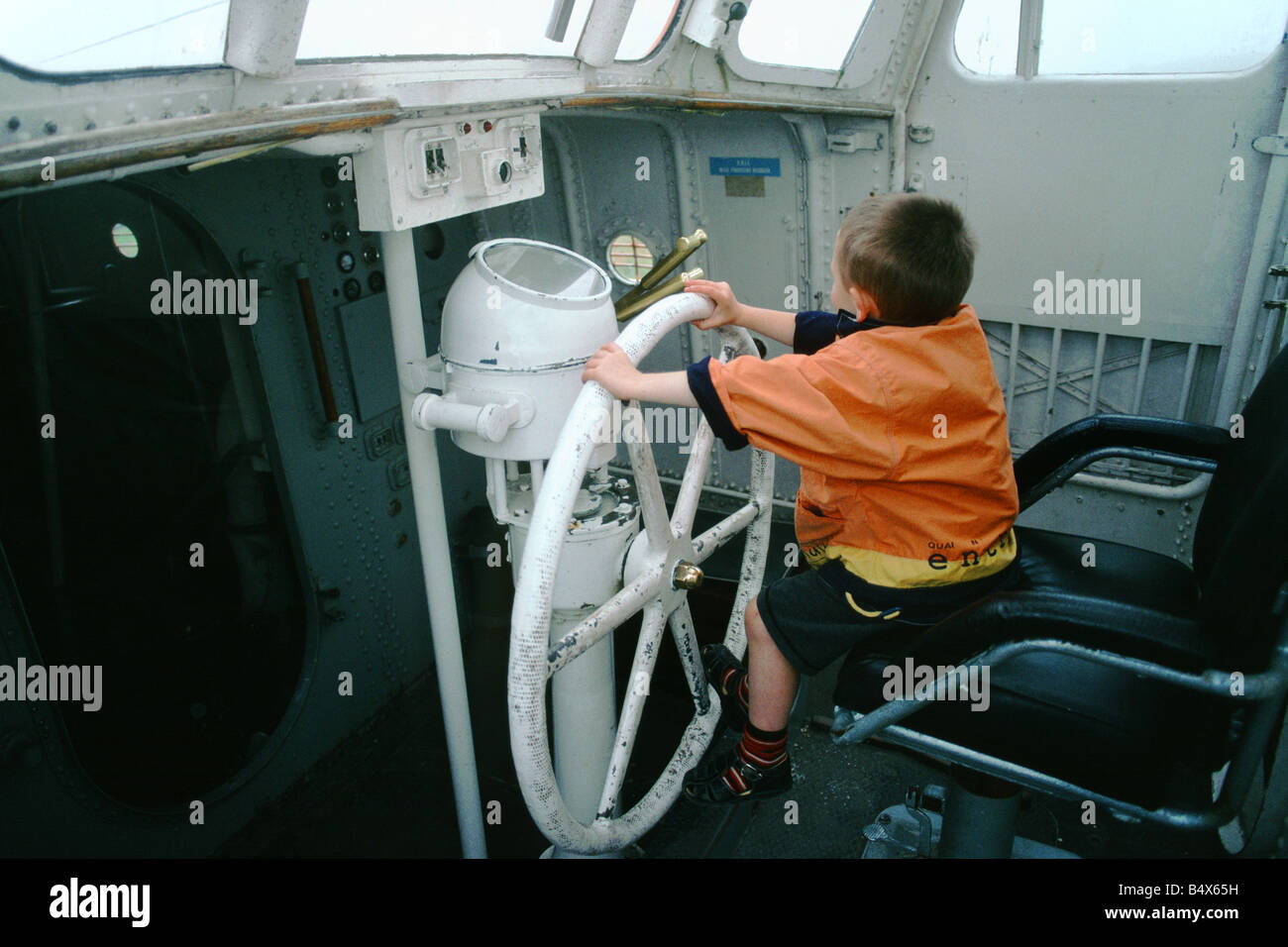 Bambino fingendo di barca stter Foto Stock