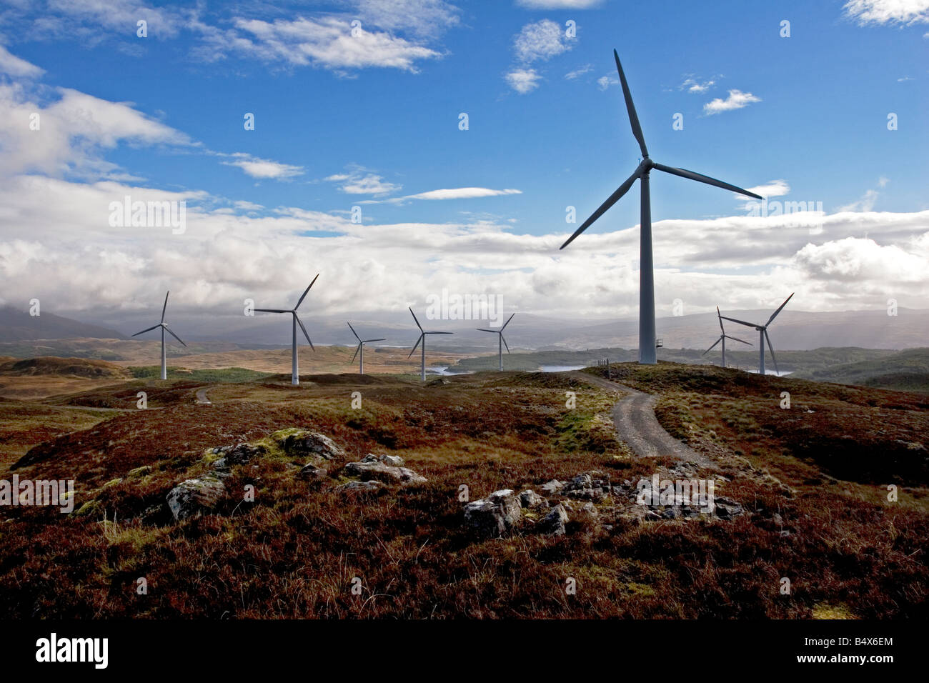 Il potere di vento turbine a Beinn Ghlas fattoria eolica che produce elettricità per parte della Scozia, Regno Unito Foto Stock