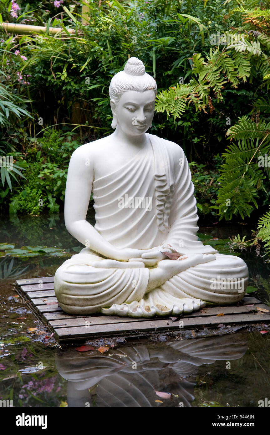 In stile asiatico statua femminile in un giardino tropicale, Gardone, lago di garda, Italia Foto Stock