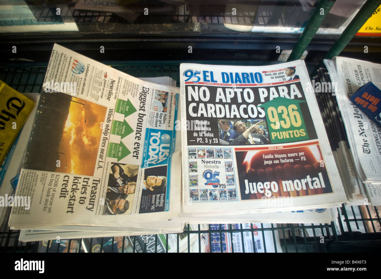 In primo piano su quotidiani in New York visualizzare la tendenza al ribasso del Dow Jones Foto Stock