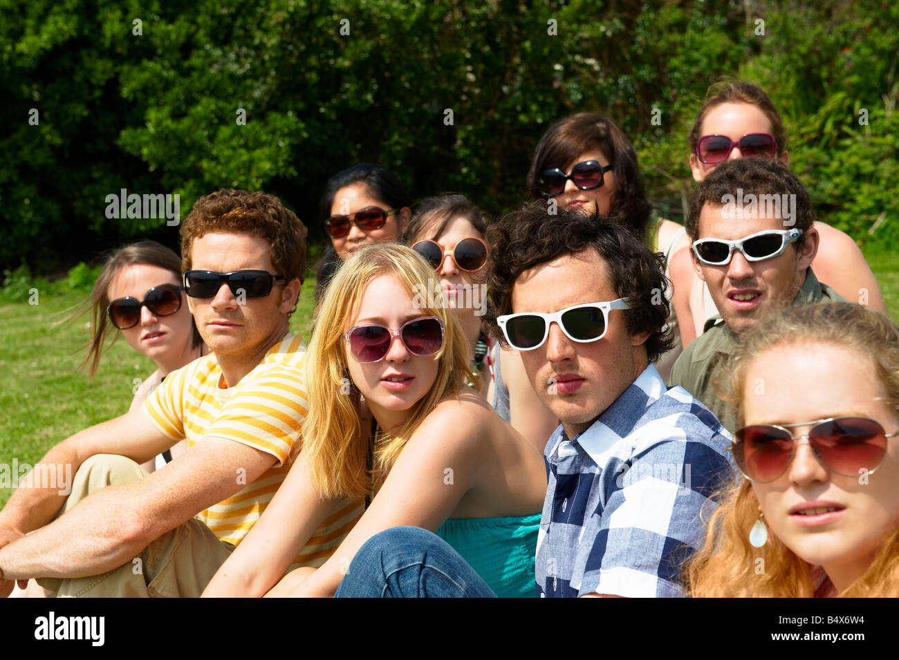 Gruppo di persone che indossano occhiali da sole Foto Stock
