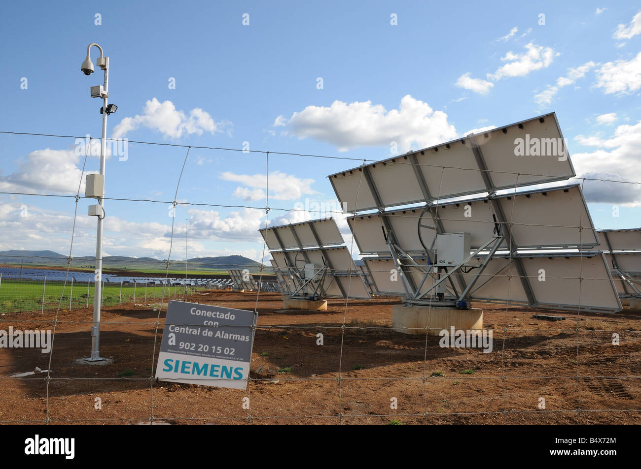 Siemens segno di avvertimento del sistema di allarme e la recinzione di confine al pannello solare stazione di alimentazione impianto sulla N432 vicino a Llerena Spagna Foto Stock