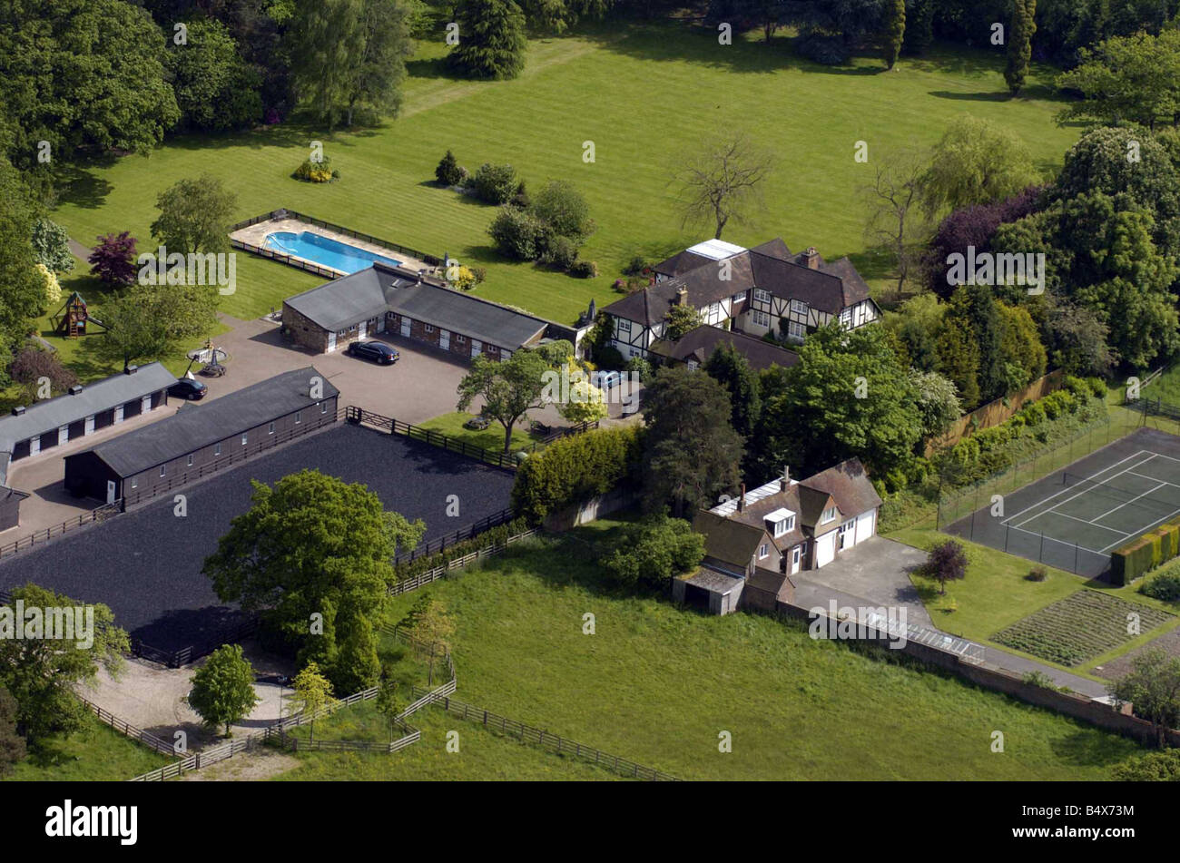Angelina Jolie mansion Maggio 2005 il nuovo lusso Sud Buckinghamshire home di film attrice Angelina Jolie Bucks Inghilterra residence Casa con piscina e lotti di terra e i campi nella motivazione 2000s Foto Stock