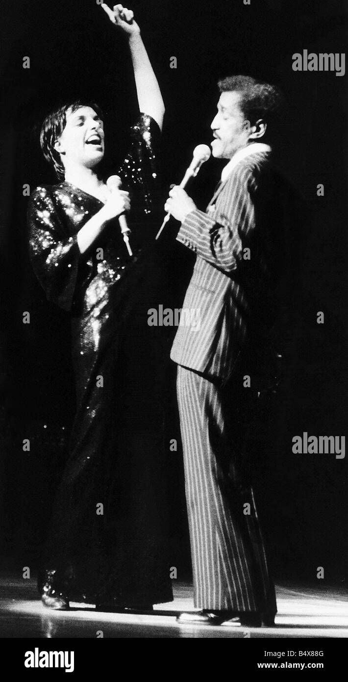 Sammy Davis Jnr e Liza Minnelli cantando sul palco 1978 Foto Stock