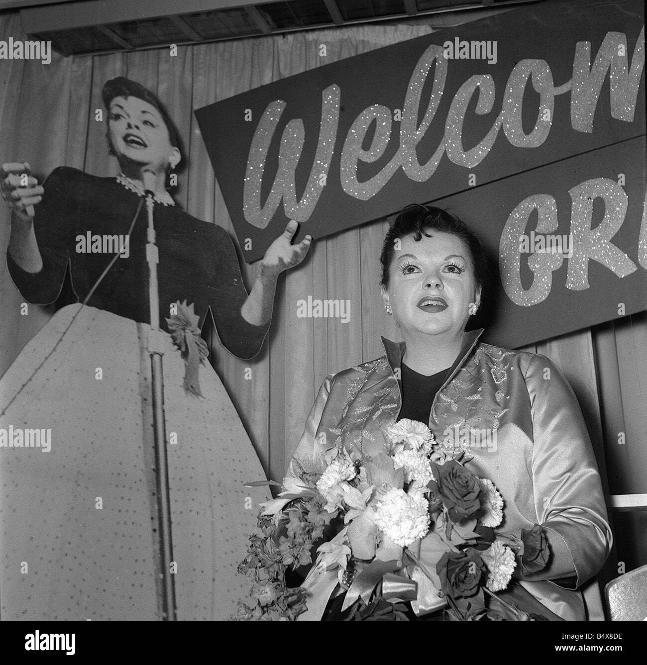 Judy Garland 1960 Judy Garland ad un ricevimento di benvenuto messo su di lei a casa EMI in Manchester Square Londra descritto come uno dei più grandi e più tragica di Hollywood s animatori The Wizard of Oz fece di lei una stella ancora MGM sempre insistito sulla riproduzione di lei in ruoli di bambino fino a che non ha dimostrato al mondo che aveva cresciuti sposando il compositore David Rose dopo che ha iniziato a giocare ruoli adulti tuttavia Garland è diventato dipendente da barbiturici la sua costante sbalzi di umore e tendenze suicidarie sono state ottenendo il meglio di lei e nel 1950 aveva dovuto chiudere il musical Annie Get Your Gun a metà strada Foto Stock