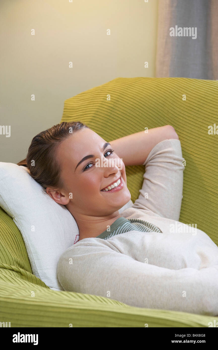 Sorridente giovane donna disteso sul lettino Foto Stock