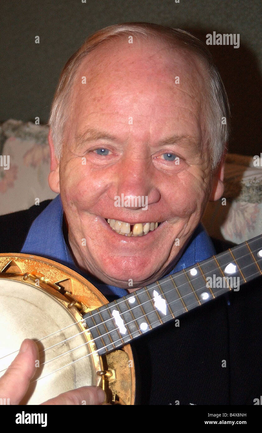DN6916 3 13 12 02 DAZ musicista jazz Alan Randall è nato a Southampton nel 1926 Alan ha iniziato la sua carriera suonando il pianoforte e vibrafono in bande di danza come parte del suo agire che fa impressioni di George Formby e riproduce il banjo Foto Stock