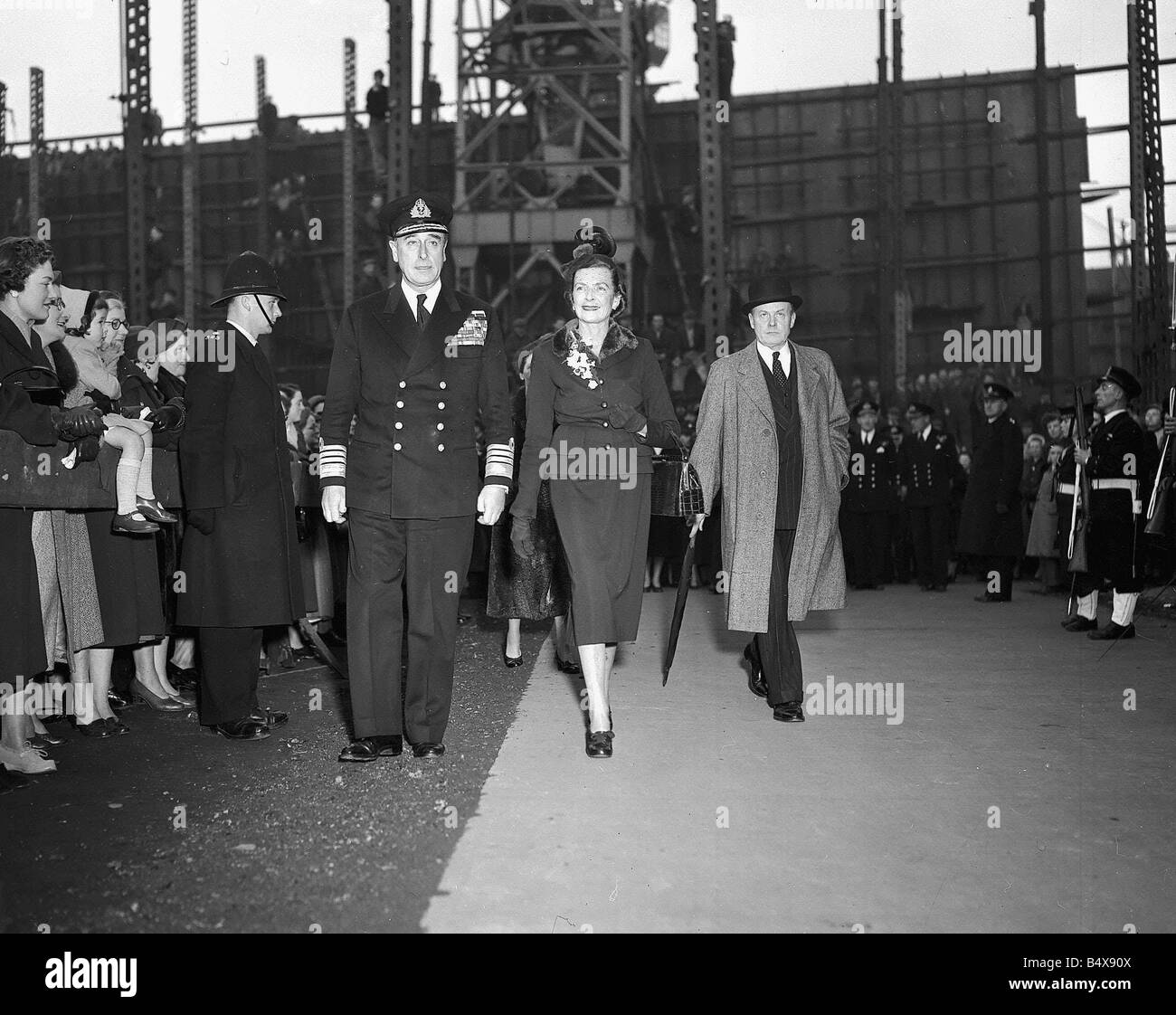 Lord e Lady Mountbatten visitando Tynside per lanciare una nuova fregata navale 1955 Foto Stock