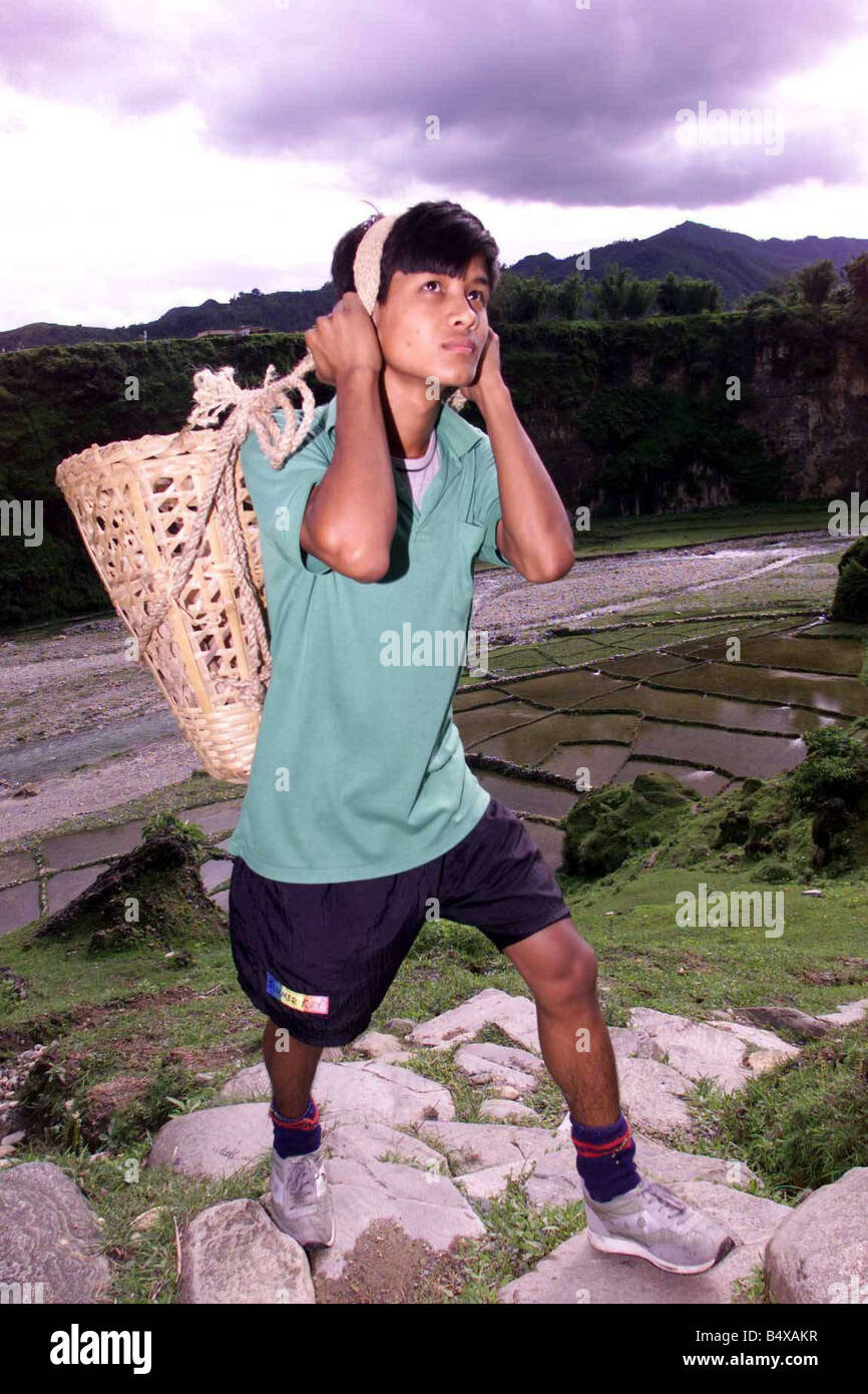 Bikash Gurung giugno 1999 un potenziale Gurkha di età compresa tra i diciotto lascia il suo villaggio per treno per il gurkha processo di selezione con un paniere di rocce di riporto il foothills dell'Himalaya Foto Stock