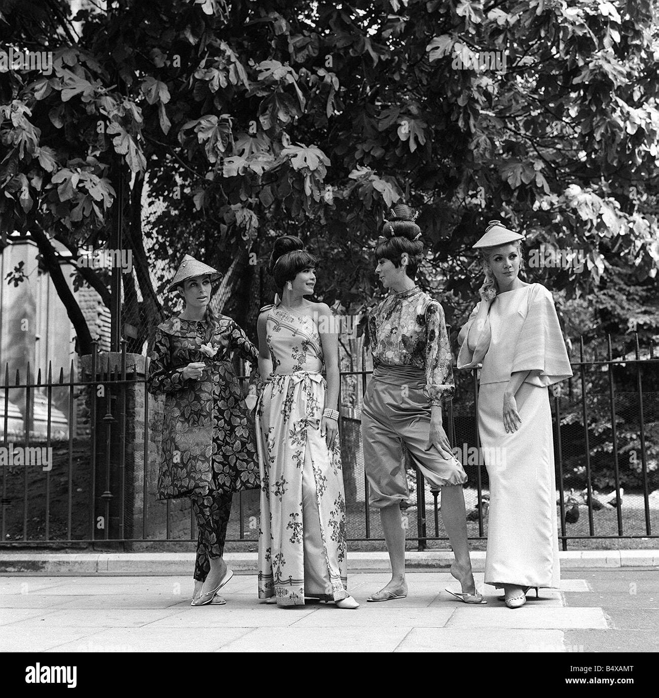 Moda a giugno 1965 Virginia Wannacott indossando 3 pezzo pantaloni adatti in verde nero con brocade impero svasata linea top coat tunica SENZA MANICHE BLUSA con una corrispondente coolie hat chiamata Cina Doll Jean Rollins indossare un turchese stampato sarong in seta con gonna feritoia per la vita che mostra una corrispondente sotto il mantello chiamato Sari con Spice Christine Harris indossando un pantalone 2 pezzo Puro satin team rumals con collo polo camicia stampata chiamata Sabu Nicky Allen indossando 2 pezzo bordatura svasata e butterfly manicotti alato nel limone chiamato signora Butterfly Foto Stock