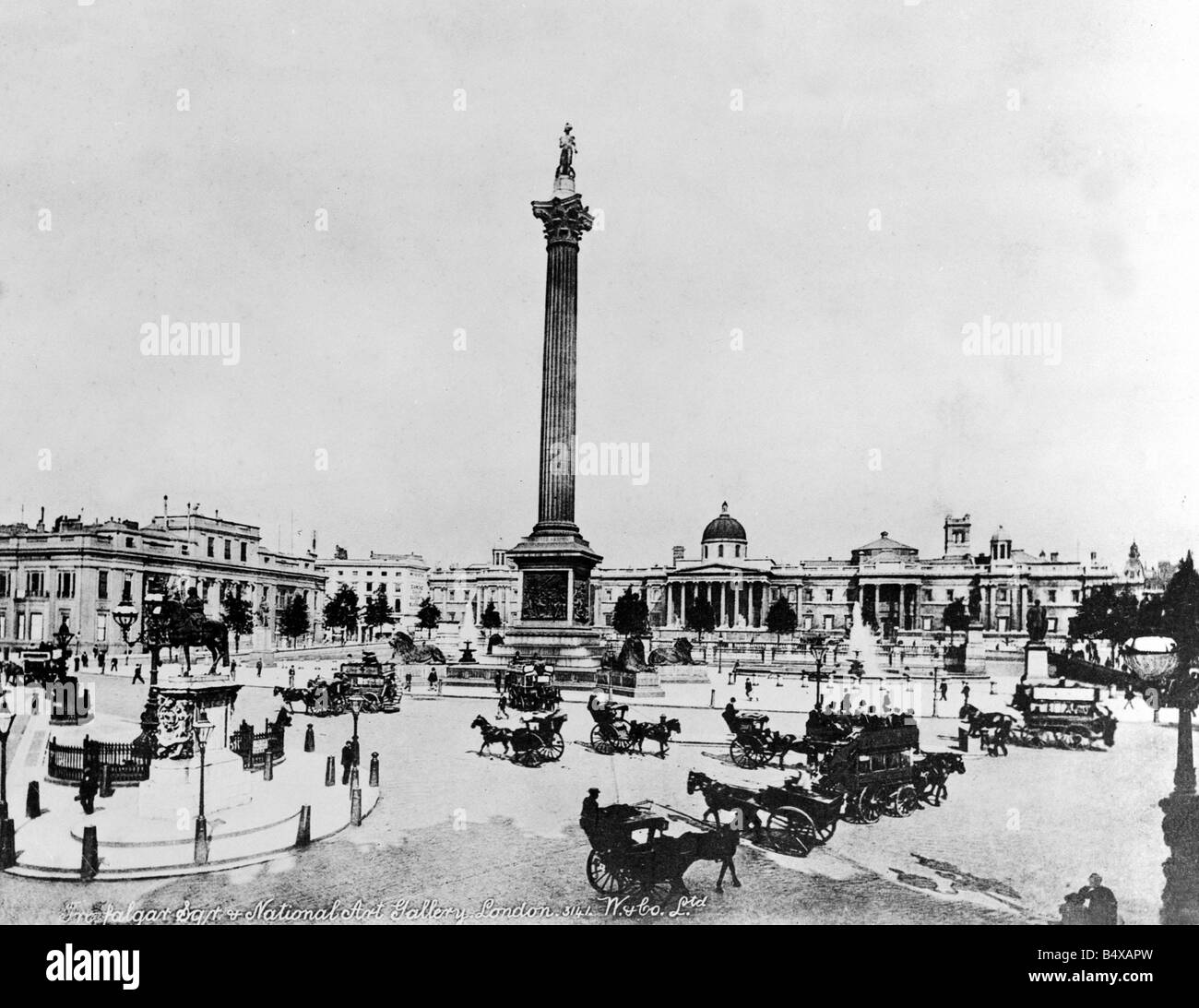 Trafalgar Square e la Galleria Nazionale di inizio 1900 s da una cartolina Foto Stock