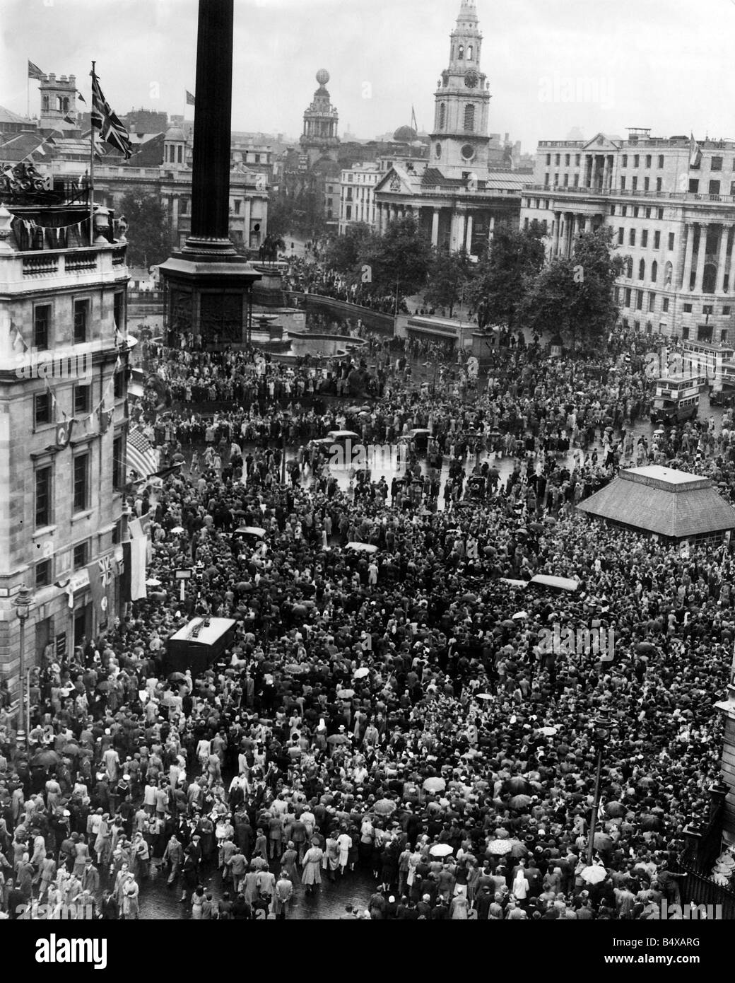 V J giorno Trafalgar Square agosto 1945 la folla in Trafalgar Square e ascoltare la musica da ballo come essi siedono i dintorni Nelson Colonna s i leoni e le fontane Foto Stock
