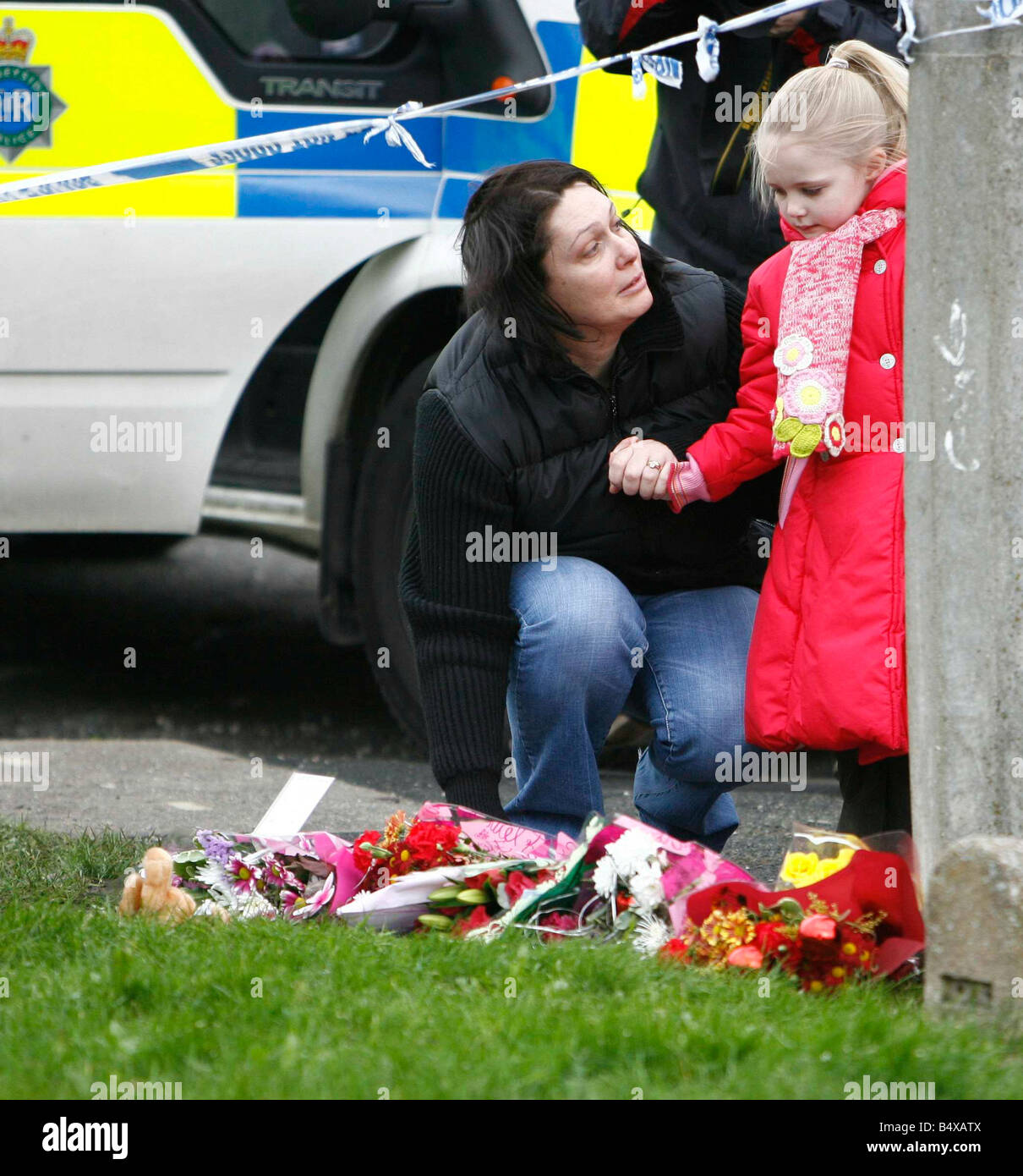 Libby Cummins amico di Ellie Lawrenson chi era savaged a morte da un pit bull cane stabilisce i fiori in Knowles House Avenue Eccleston St Helens 2 Gennaio 2007 Foto Stock