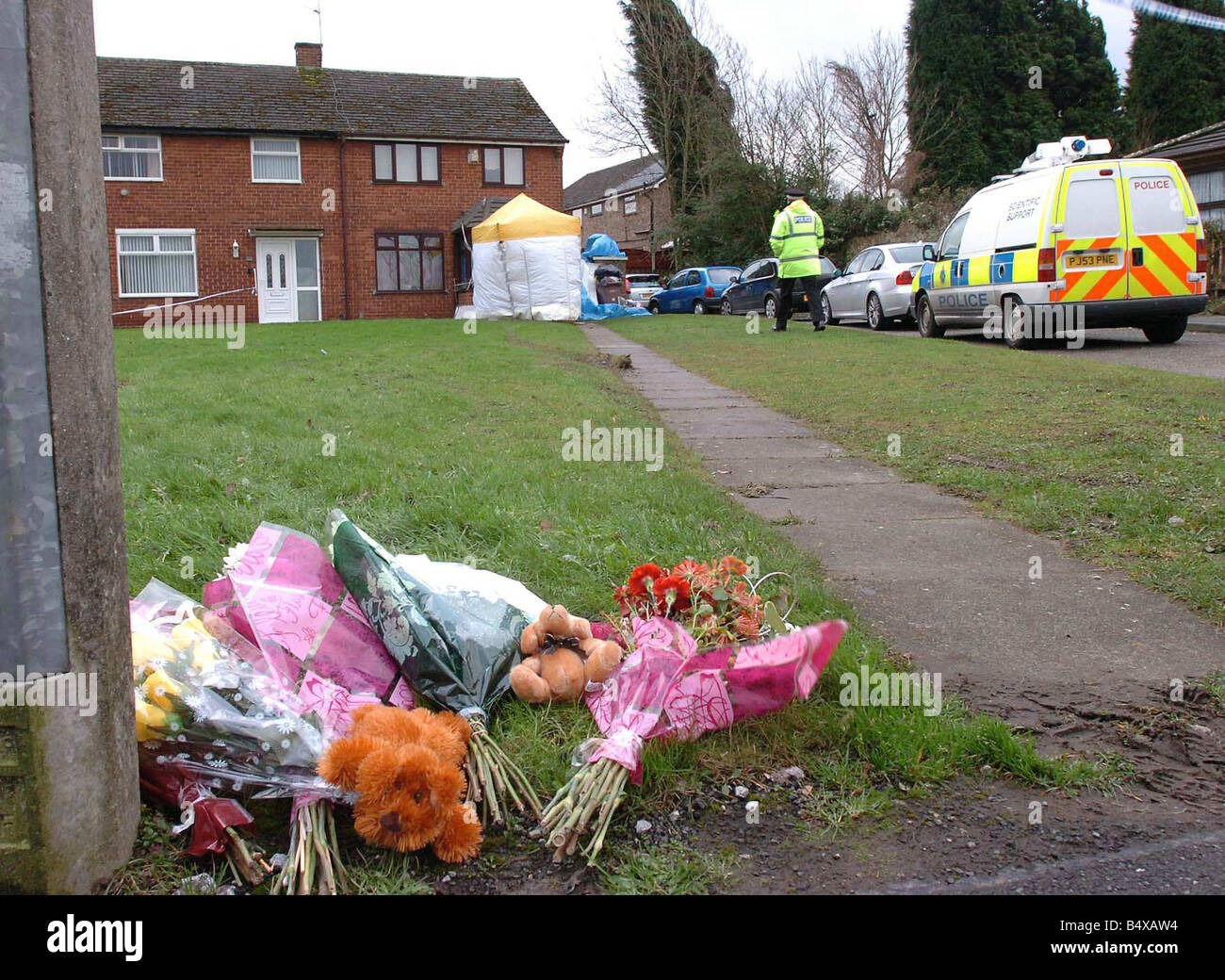 Fiori in Knowles House Avenue Eccleston St Helens al di fuori della casa in cui Ellie Lawrenson è stato ucciso da un Pitbull Terrier cane Foto Stock