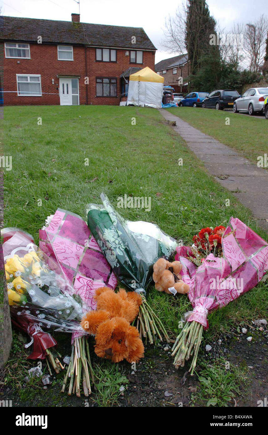 Fiori in Knowles House Avenue Eccleston St Helens al di fuori della casa in cui Ellie Lawrenson è stato ucciso da un Pitbull Terrier cane Foto Stock