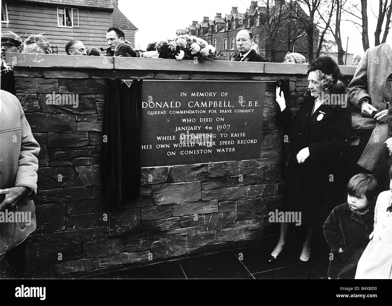 Donald Campbell mondo acqua e record di velocità su terra una lapide sulla parete in memoria della sua morte il 4 gennaio 1967 Foto Stock