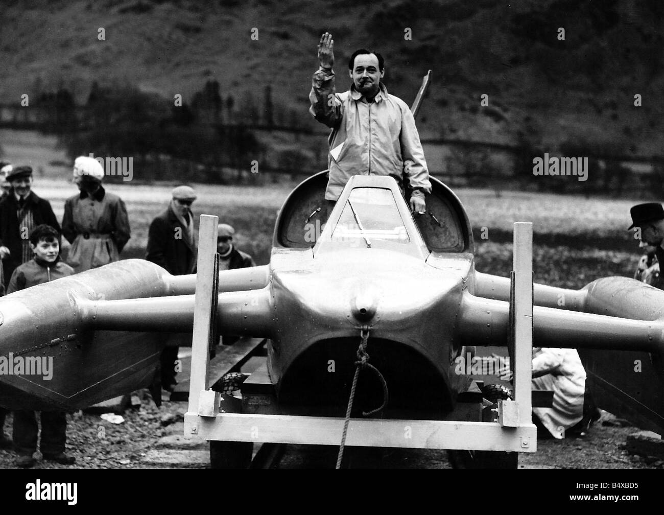 Donald Campbell in motoscafo Bluebird a Ullswater sorge nel mestiere si solleva a mano condotto dei fumi 4 gennaio 1967 Donald Campbell è stato Foto Stock