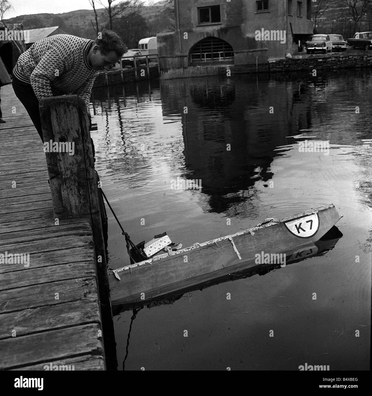 Donald Campbell uccisi nel distretto del lago come egli trys per diventare l'uomo più veloce del mondo su acqua nel 1967 relitto da Bluebird K7 viene trainato in Foto Stock