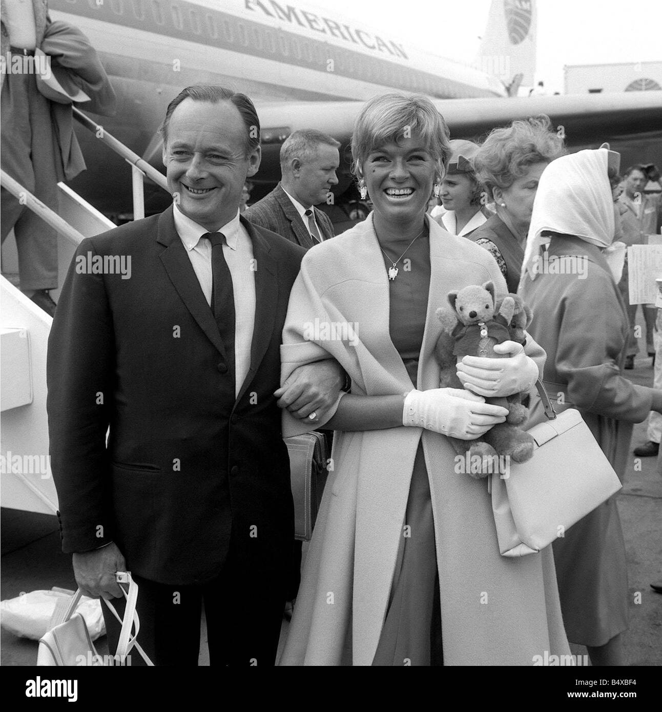 Donald Campbell con sua moglie che arrivano all'Aeroporto di Londra su un volo Pan Am da Los Angeles Settembre 1964 Foto Stock