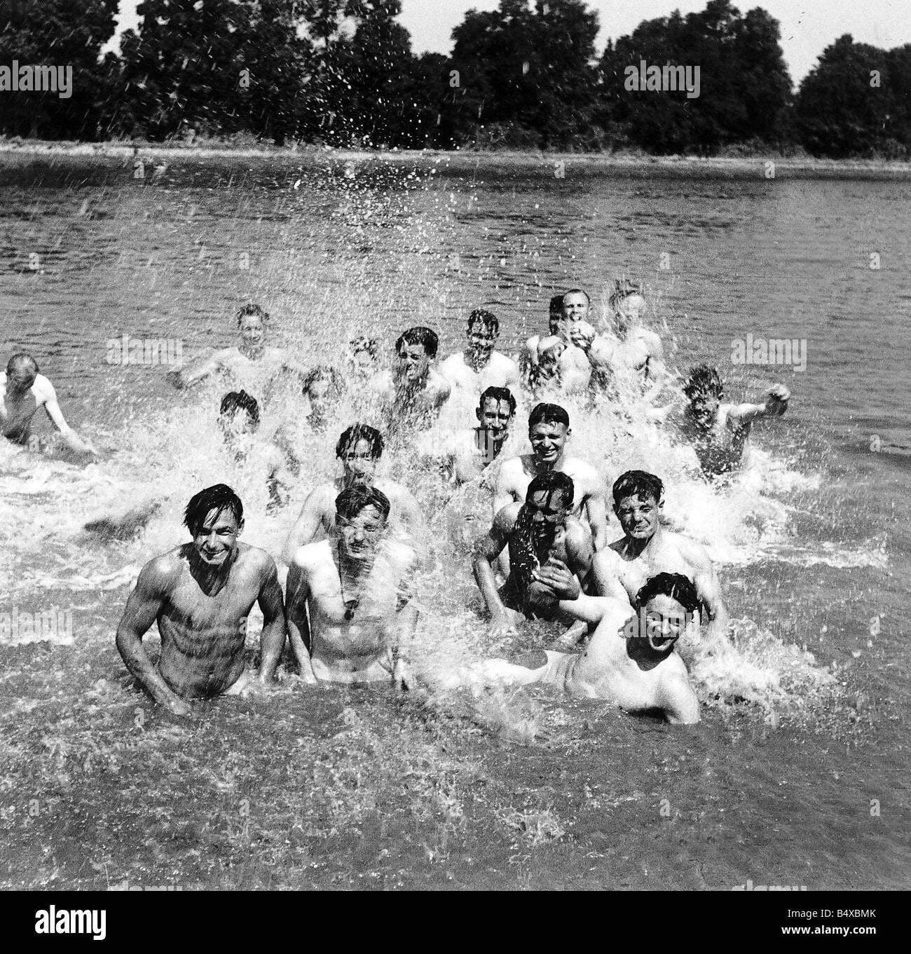 Paracadutisti da noi 6 Airborne Division godetevi una nuotata in un canale vicino al battlefront durante il WW2 1944 Foto Stock