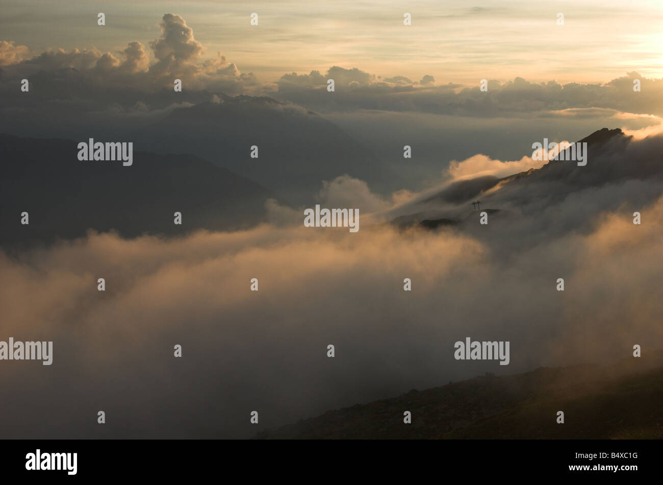 Il Cloud mare e tramonto sui Dents du Midi da Cabane du Mont Fort, vicino a Verbier, Alpi Svizzere (Alpi Pennine, Vallese). Foto Stock