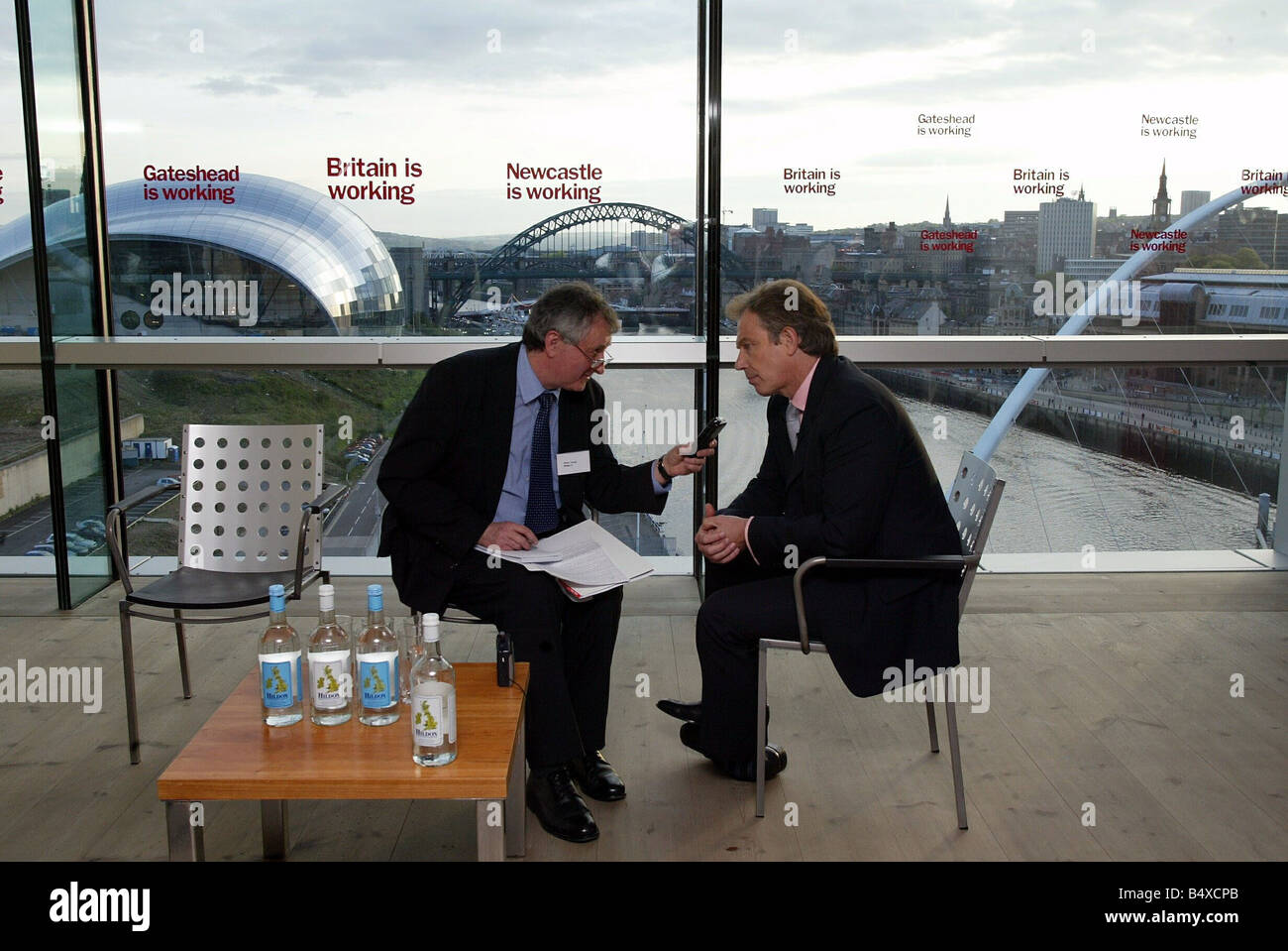 Il primo ministro Tony Blair durante una visita alla Galleria d'arte Baltic Newcastle con sera cronaca reporter Peter Young Foto Stock