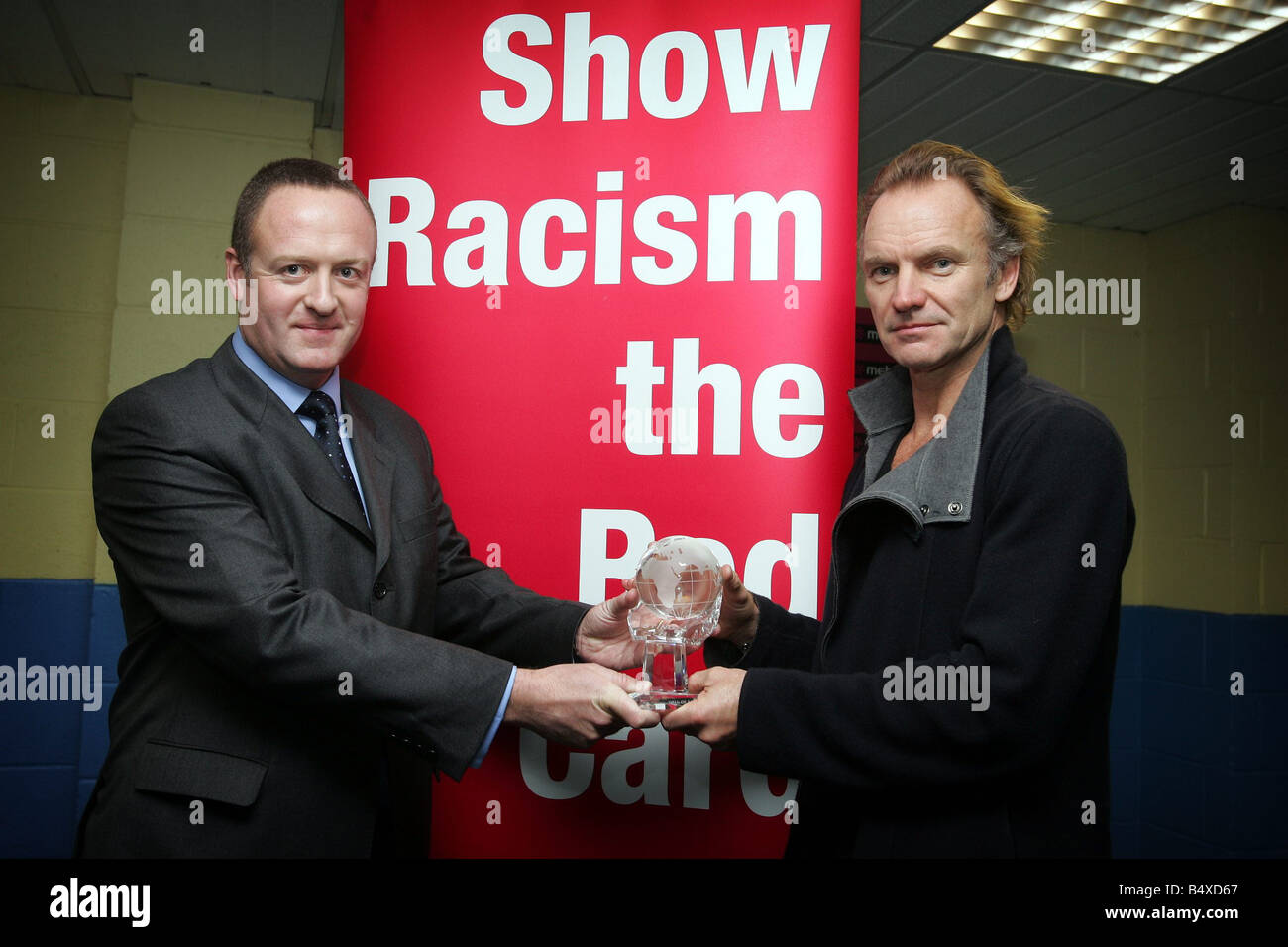 Kevin O Malley da Coutts Bank presentato Sting con un trofeo a nome del Cartellino rosso al razzismo per tutto il suo lavoro di campagna a Metro Radio Arena prima di Sting s concerto Foto Stock