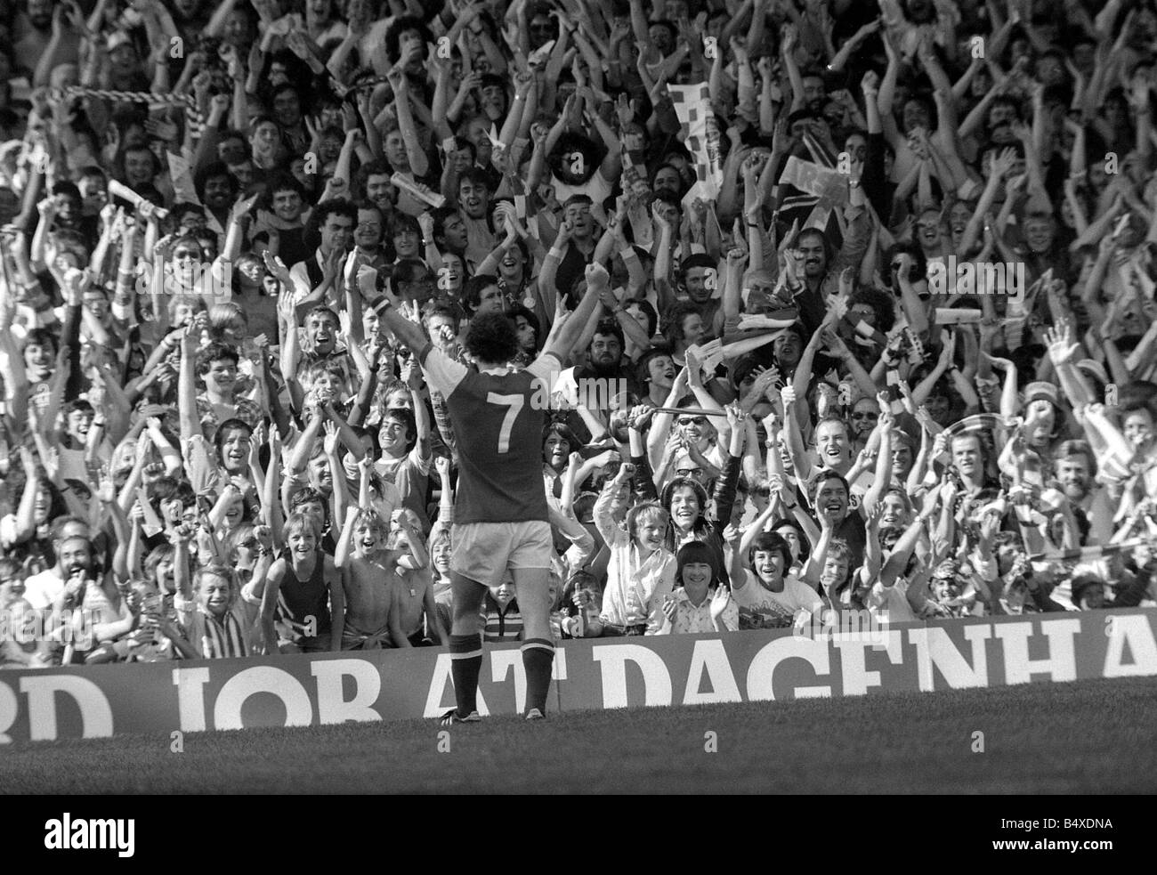 Arsenal V Leeds&#13;&#10;Liam Brady celebra il suo obiettivo con la folla&#13;&#10;19/08/1978&#13;&#10;78/4191 Foto Stock