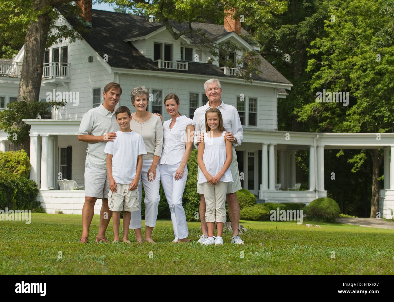 Multi-generazionale che pongono la famiglia nel cortile anteriore Foto Stock