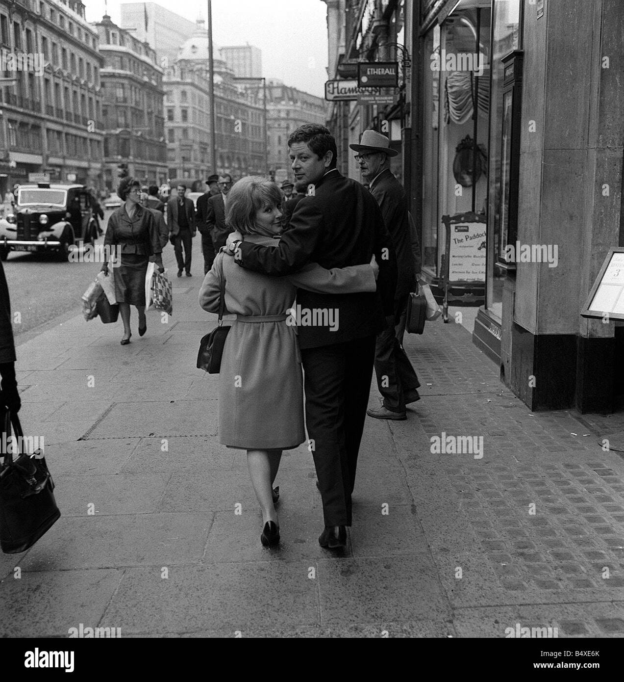 Petula Clark e suo marito Claude Wolff andare a fare shopping in Regent Street quando erano su una vacanza di lavoro a Londra questo è stato prima di andare per la loro nuova casa nel sud della Francia con i bambini Foto Stock