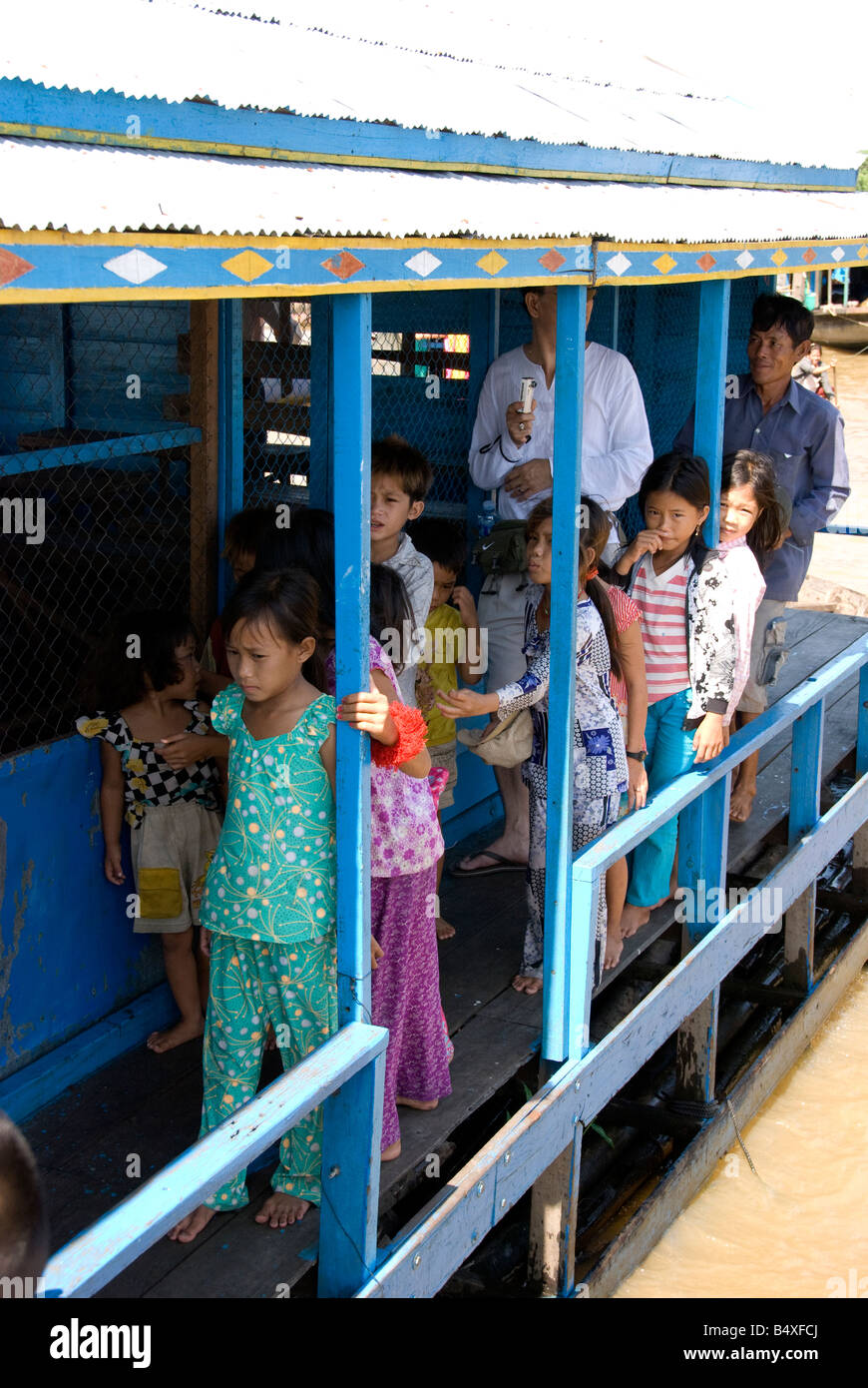 Il vietnamita 'stateless' bambini in attesa al di fuori della classe galleggiante sul lago Tonle Sap, Cambogia Foto Stock