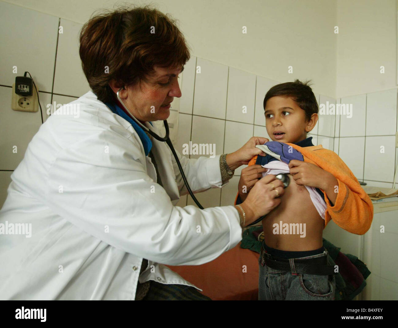 Copsa Mica Romania Novembre 2006 Copsa Mica Europa s più inquinato posto Nicolae Ivascu 9 chi ha problemi di respirazione ha il suo petto esaminati presso la clinica locale Foto Stock