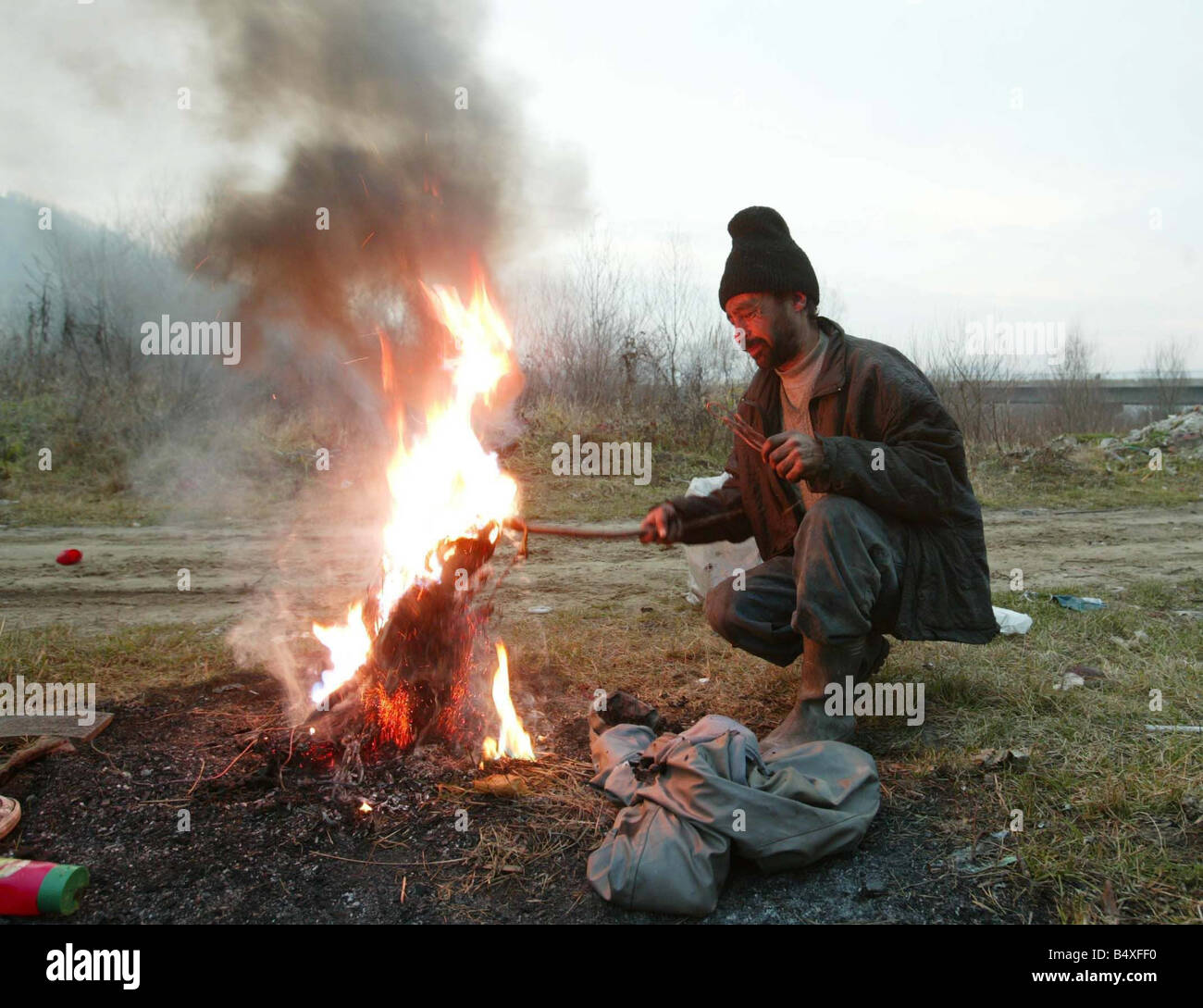Copsa Mica Romania Novembre 2006 stripper di rame Ioan Lazer 42 bruciando la plastica dal cavo di rame a vendere per 2 euro al chilo nella città di Copsa Mica Foto Stock