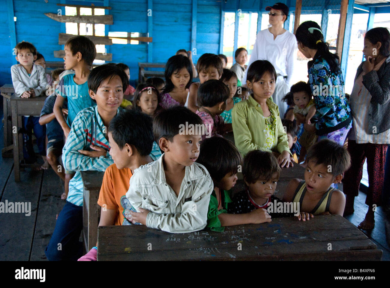 Il vietnamita 'stateless' bambini in aula galleggiante sul lago Tonle Sap, Cambogia Foto Stock