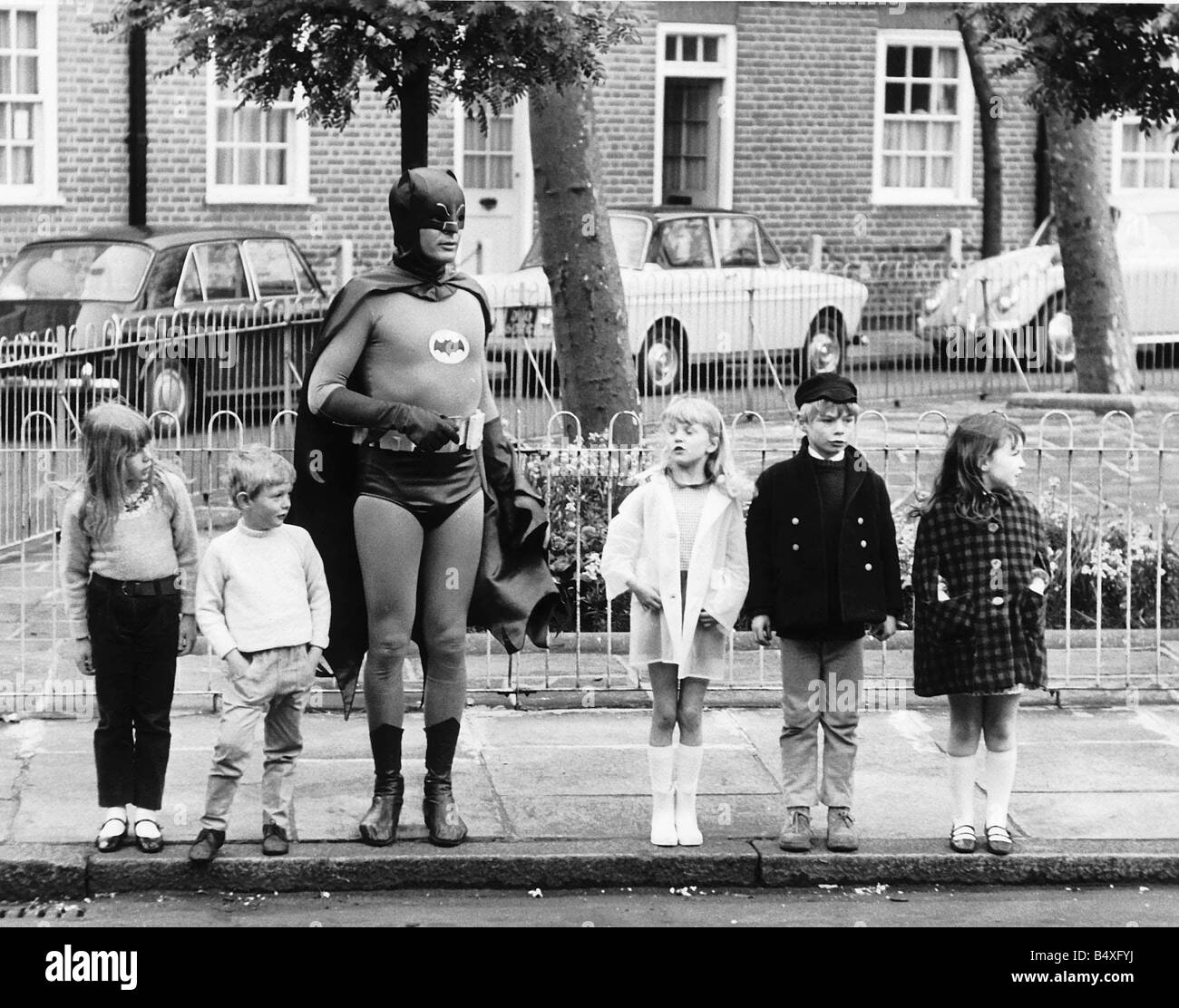 Adam West come Batman aiuta fuori con la campagna di sicurezza stradale Maggio 1967 promossa dal Ministero dei Trasporti Foto Stock