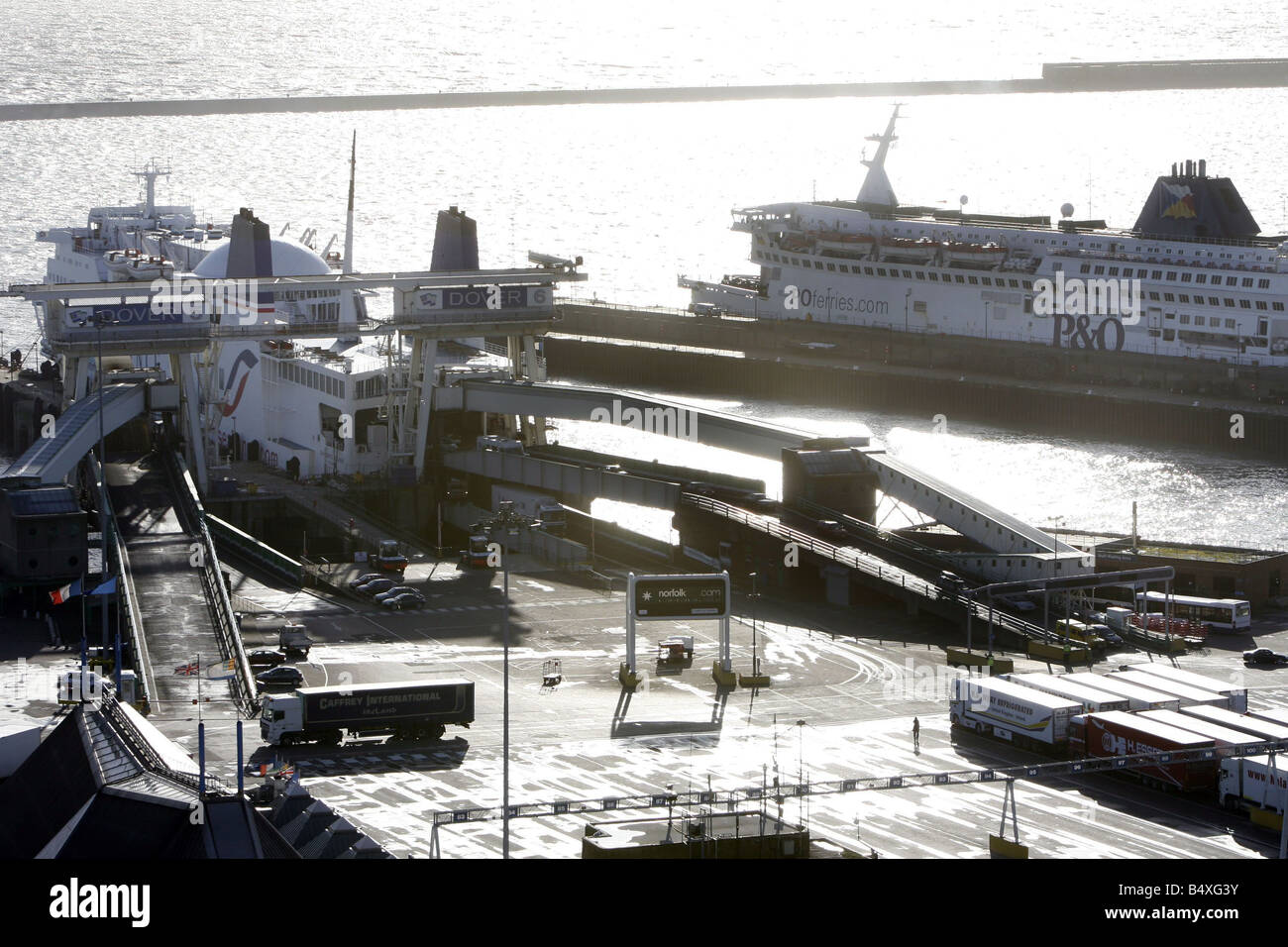 Ferries coda presso l'entrata di Dover Harbour il giorno quando la Bulgaria e la Romania aderiscono all'Unione europea 01 01 07 nel senso che le leggi sull'immigrazione per quanto riguarda questi paesi sono rilassato Foto Stock