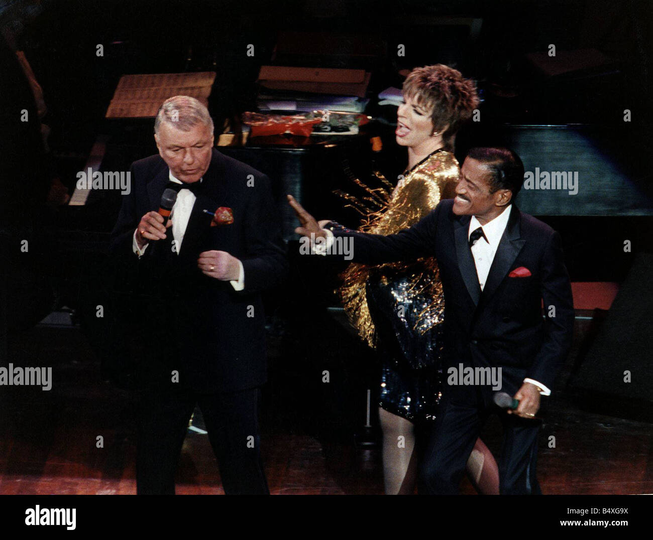 Sammy Davies Jr a destra sul palco con Liza Minnelli centro e Frank Sinatra a sinistra Foto Stock