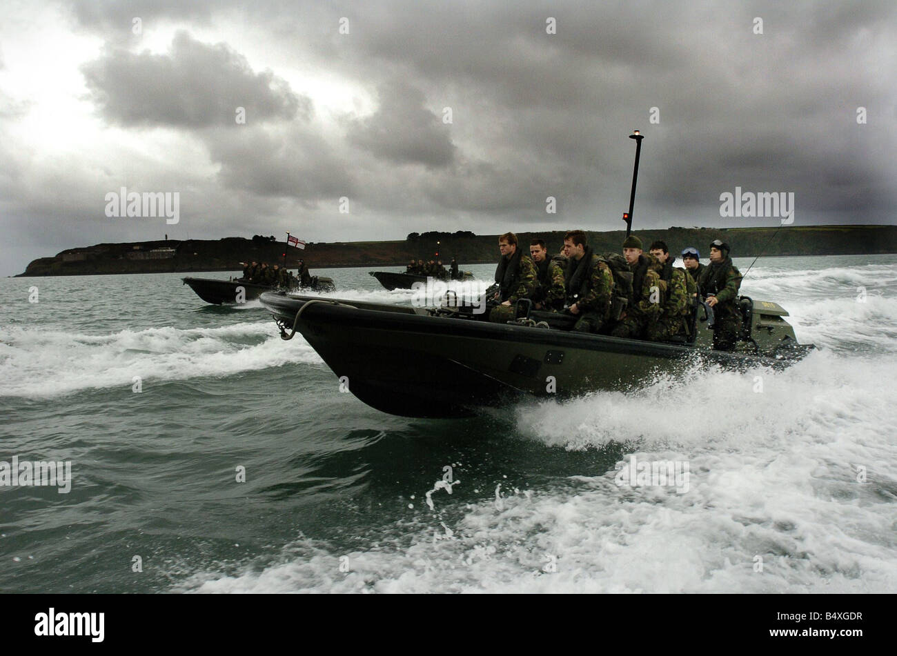 Royal Marine reclute novembre 2006 che stanno prendendo parte al suo esercizio finale con i compagni di reclute in Pembroke Galles dove avevano praticato un beach assault prima della notte tempo palestra una volta che i marines passa il test finale e passano al di fuori come un intero marine commando avranno il loro green beret Novembre 2006 Foto Stock