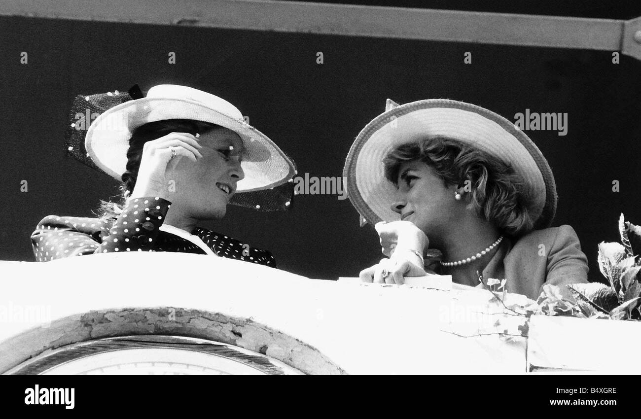 La duchessa di York con la Principessa Diana sono Royal pals visto qui in chat felicemente a Epsom Derby Foto Stock