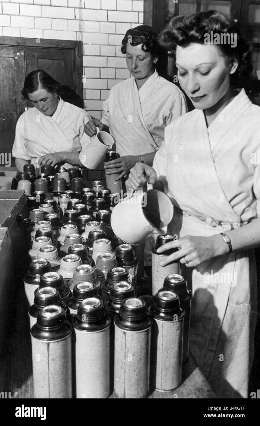 WAAF cuochi sono occupato prima di un raid durante il caricamento del vuoto beute con caffè e tè e bovril packgaes alimentare per la RAF piloti ed equipaggio a prendere sulla loro bombardamenti con loro durante la guerra mondiale due giugno 1942 Foto Stock