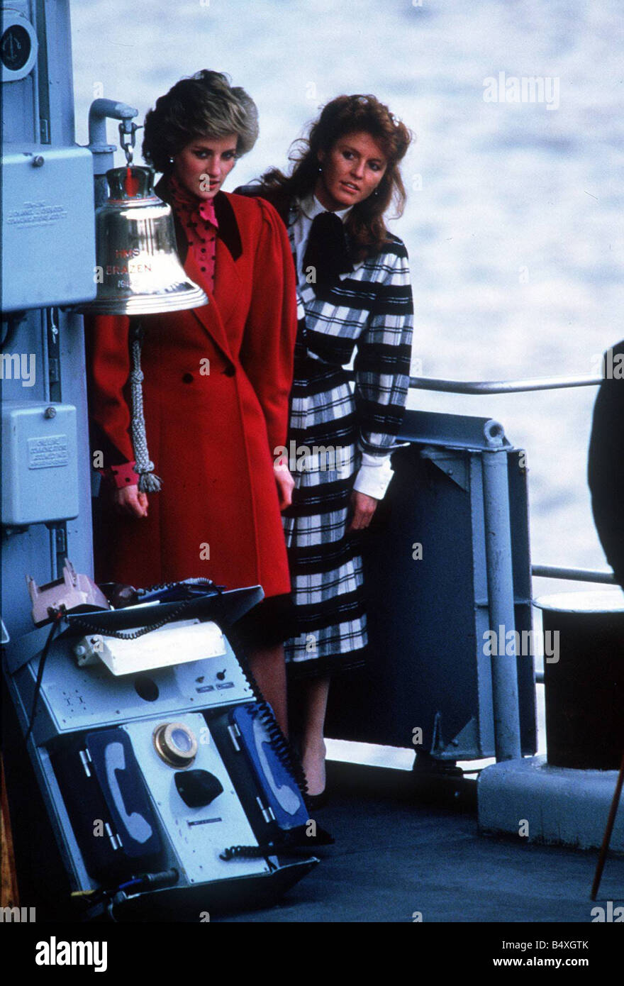 La principessa Diana e Sarah Ferguson visita il principe Andréj a bordo della sua nave H M S sfacciato Foto Stock