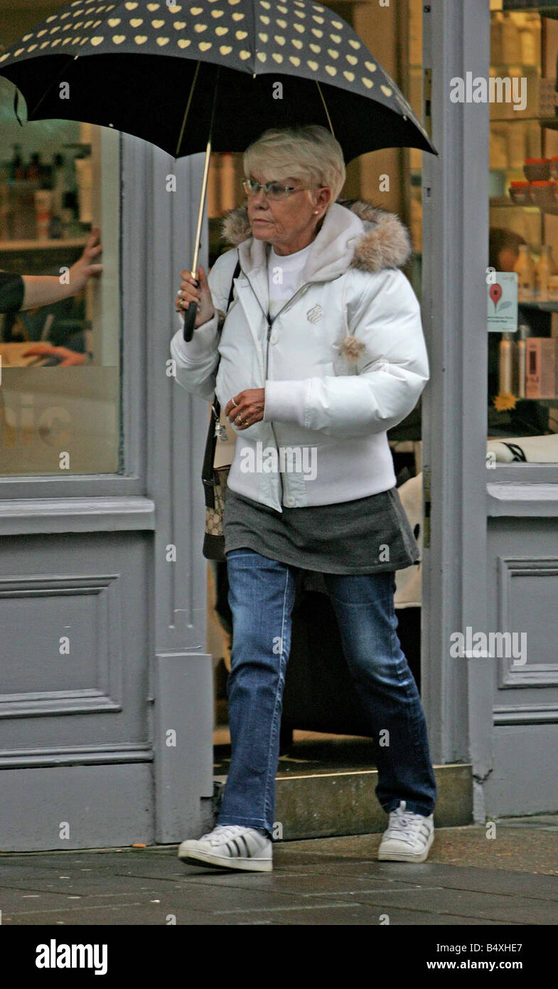 08 01 07 ex EASTENDERS STELLA WENDY RICHARDS PAULINE FOWLER nel sapone passeggiate dal suo centro di Londra MEWS HOUSE il locale di un salone di bellezza per un taglio e DRY PHOTO PHIL HARRIS Specchio specchio SHOWBIZ SHOWBIZ Foto Stock