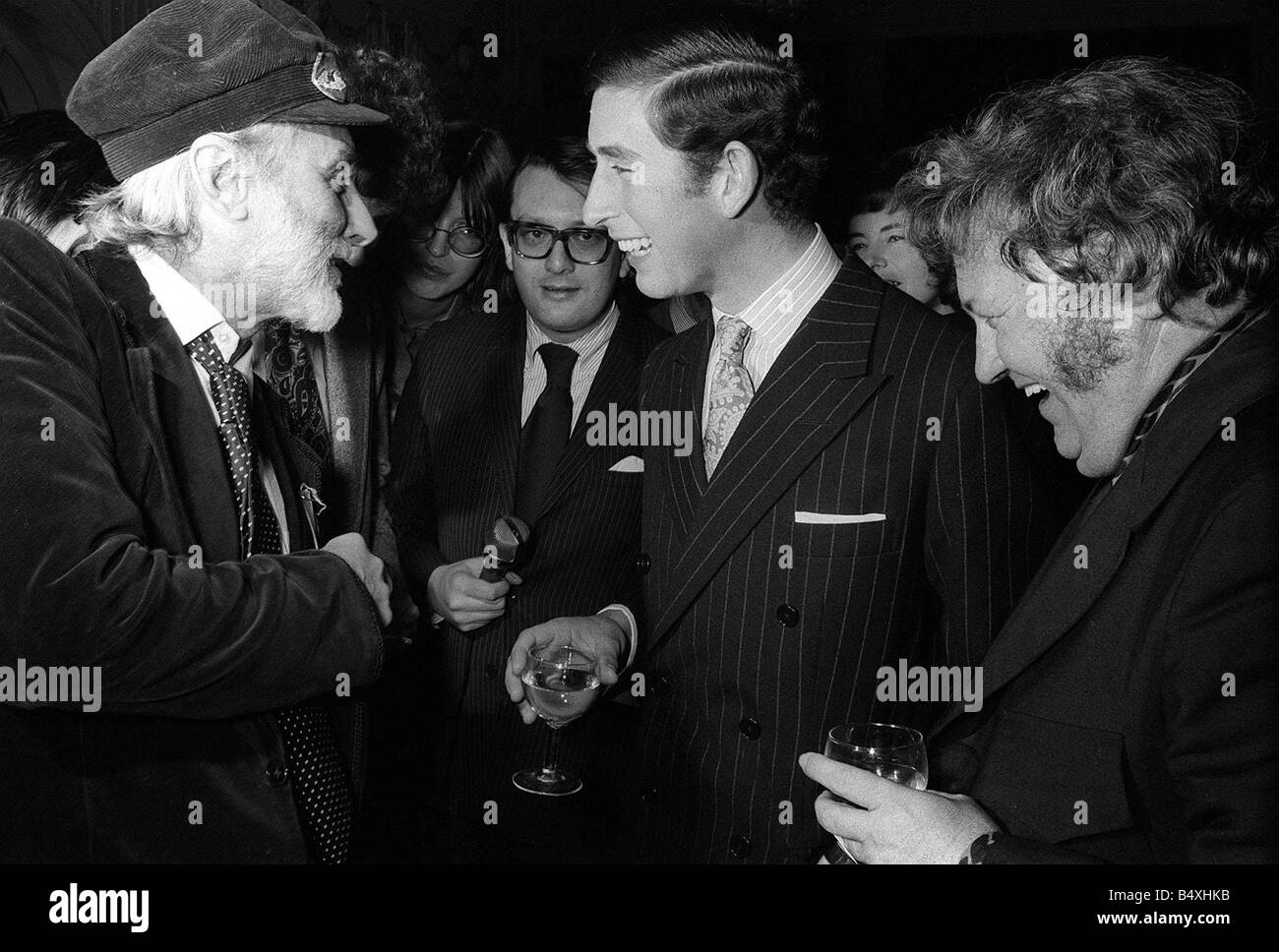 Il principe Charles Novembre 1973 ha una risata con Harry Secombe un Spike Milligan al lancio di un nuovo libro Goons presso l'eccentrico Club di Londra Reporters Paolo Callan e Janet Street Porter ascoltare la conversazione Foto Stock
