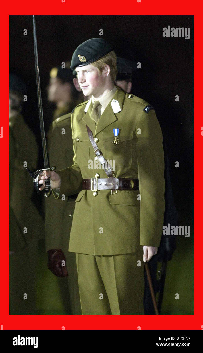 Il principe Harry è sfilata comandante può 2003 del 48 forte Guardia d'onore al combinato di forze cadet Tattoo a Eton College Foto Stock