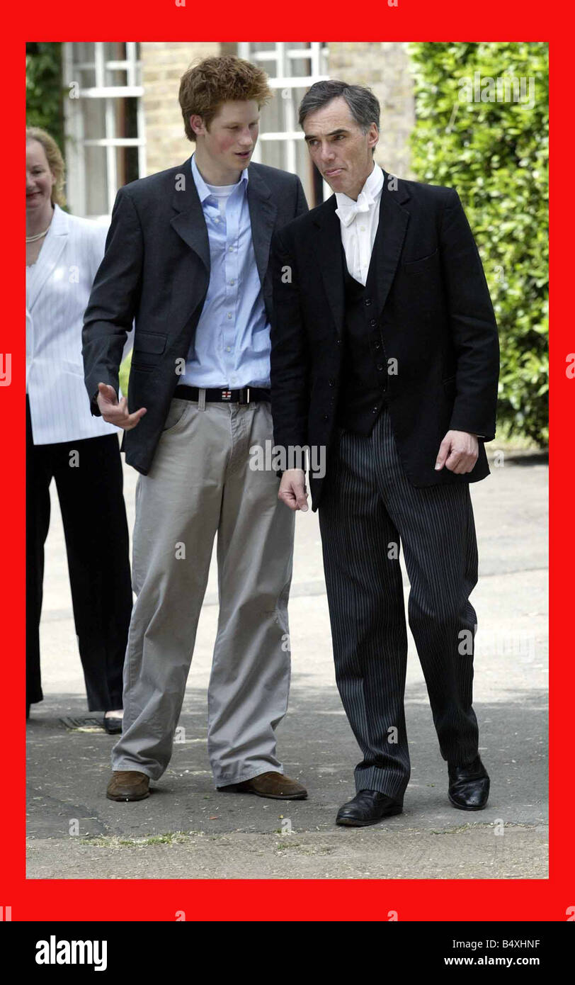 Il principe Harry lascia la sua classe dopo aver tenuto il suo ultimo esame a Eton College Harry lascia Eton oggi Foto Stock