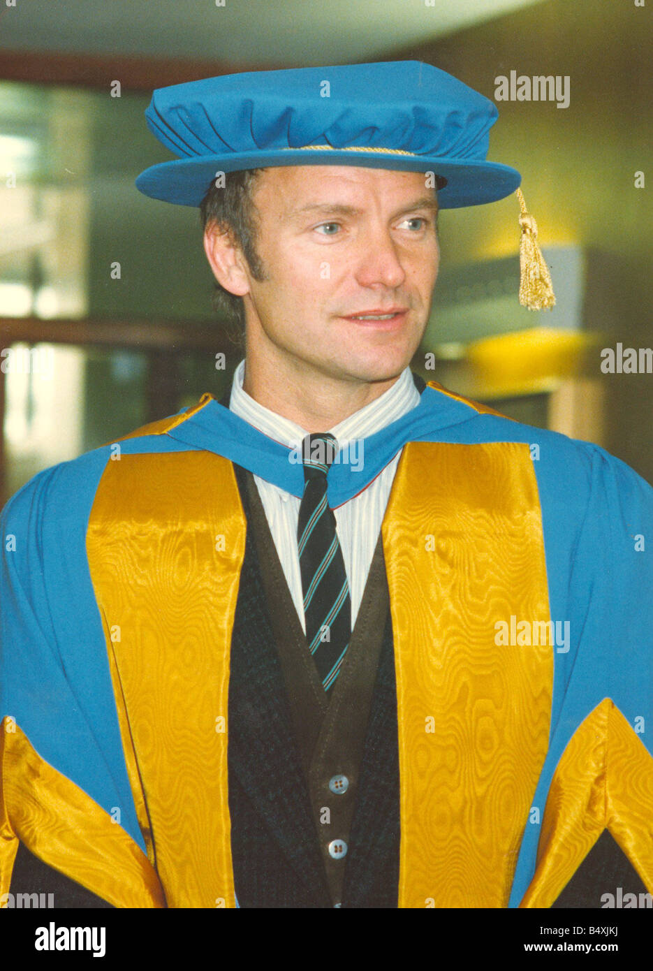 Lib cantautore Sting riceve il suo dottorato onorario della Musica all Università di Northumbria per il suo contributo alle arti e la sua influenza sul mondo ecologia foto con sua moglie Trudie Styler 13 Novembre 1992 Foto Stock