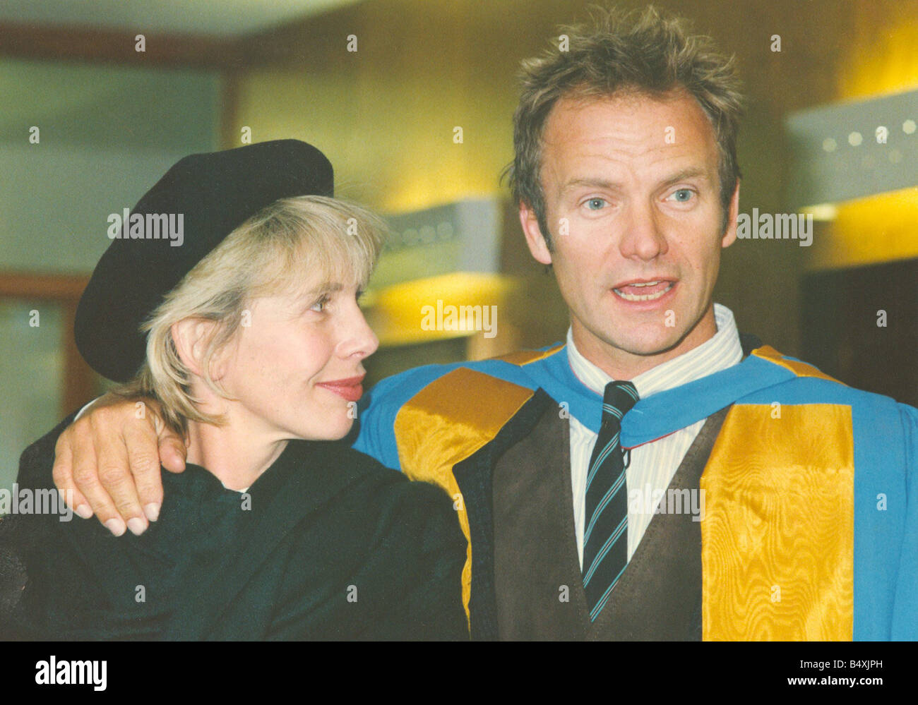 Lib cantautore Sting riceve il suo dottorato onorario della Musica all Università di Northumbria per il suo contributo alle arti e la sua influenza sul mondo ecologia foto con sua moglie Trudie Styler 13 Novembre 1992 Foto Stock